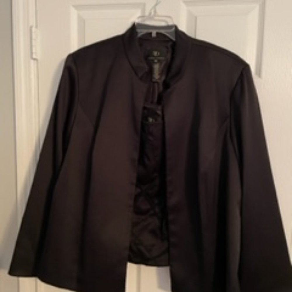 Sandra Darren	black	24w	Beautiful jacket with matching sleeveless top